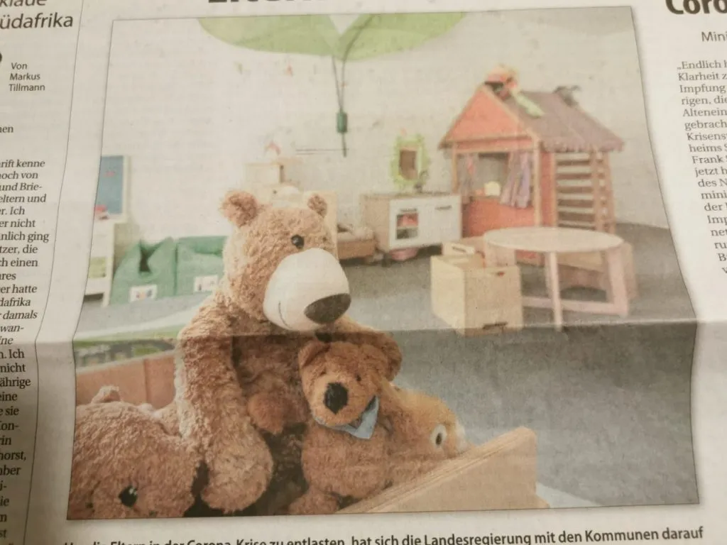 Ein Zeitungsausschnitt mit einem Bild von einem Verwandten des Bären