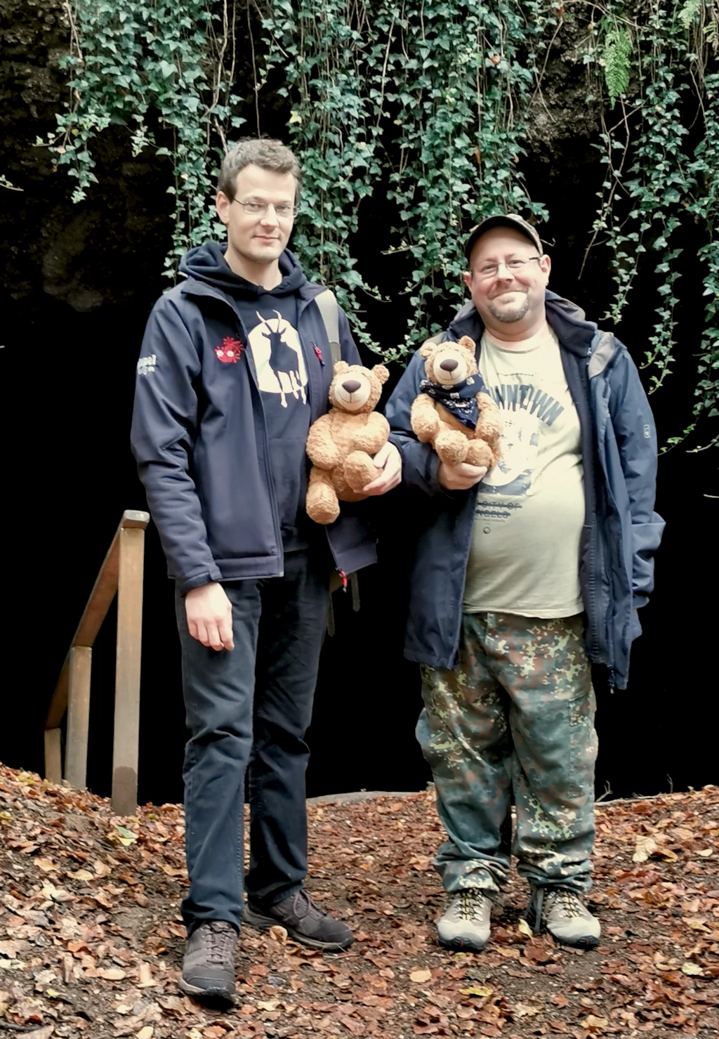 Jens und Marcel mit ihren Bären im Wald